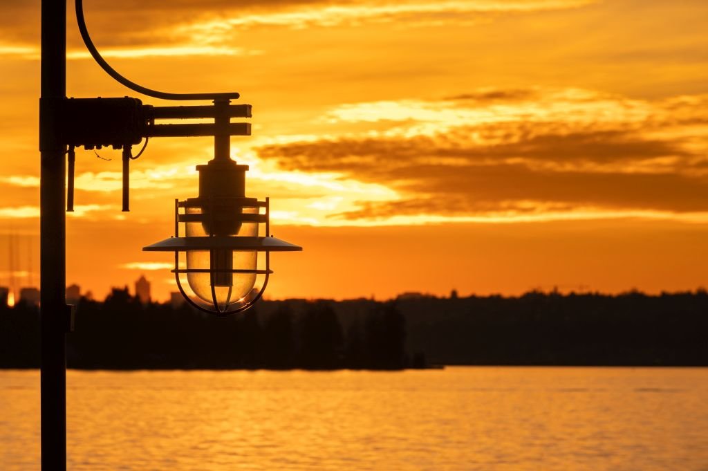 What is the relationship between the state of breathing and the state of mind? During meditation, what processes are needed to transition from one state to another, and how does the Venerable guide everyone through these transitions? Moreover, during meditation, what can we learn about our body through the sensations of soreness, pain, numbness, itchiness, and movement?