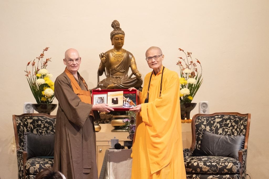 在多元文化中「求同存異」 方丈和尚果暉法師與夏斯塔僧院梅安方丈長老尼對談